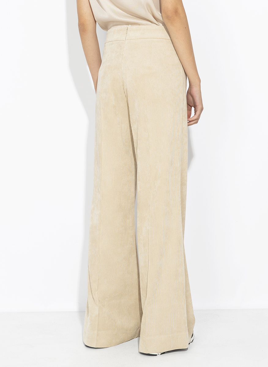 D.Exterior corduroy trousers