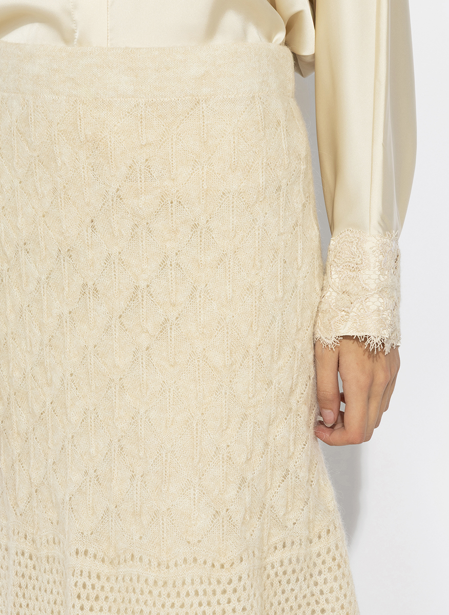 D.Exterior knitted skirt