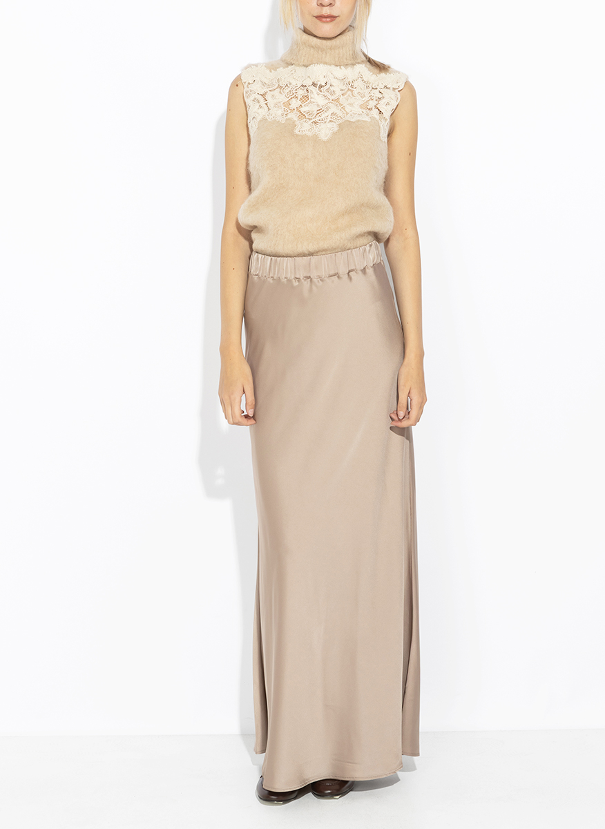 D.Exterior long satin skirt