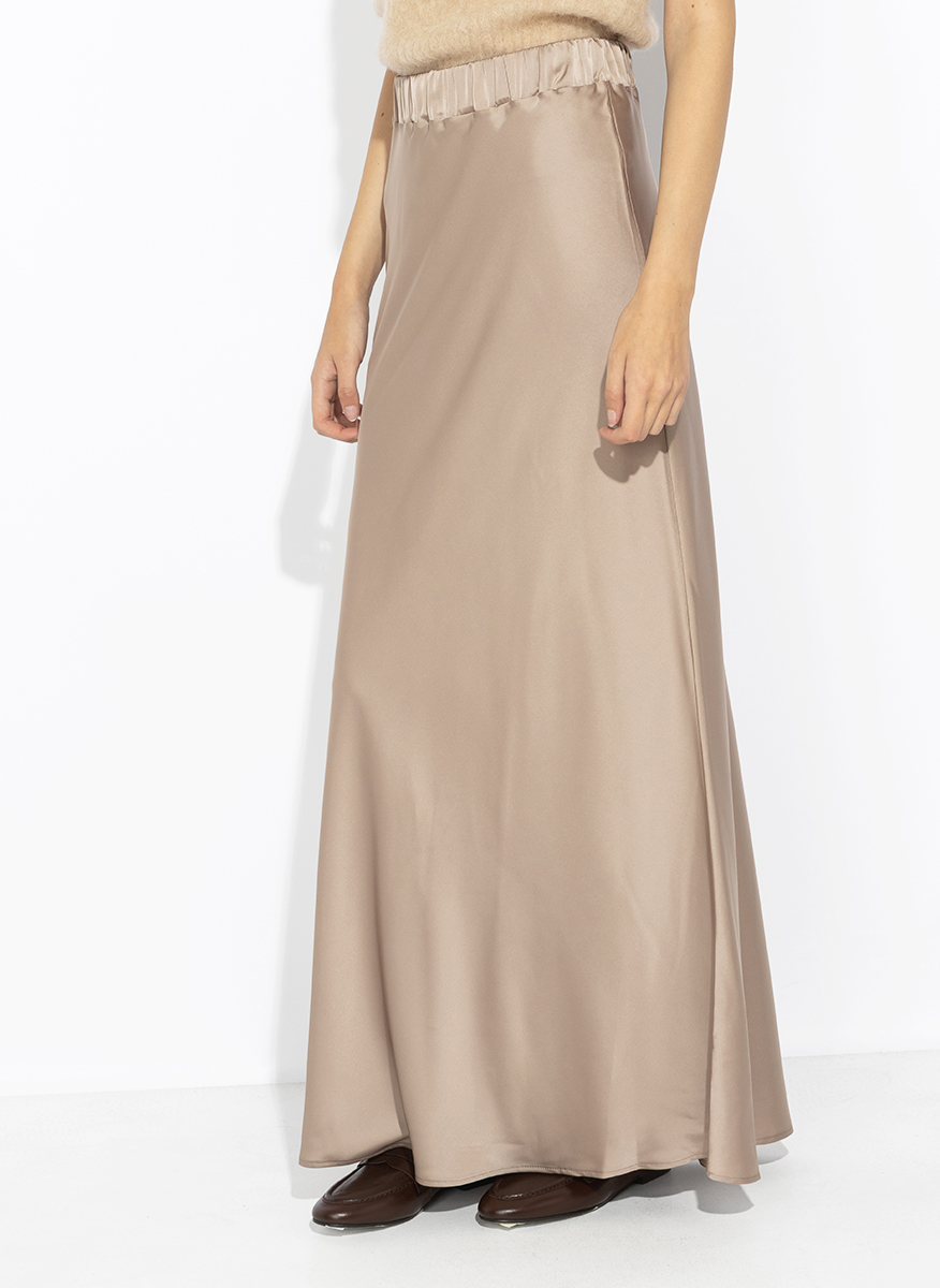 D.Exterior long satin skirt