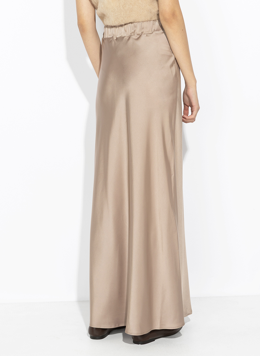 D.Exterior long satin skirt