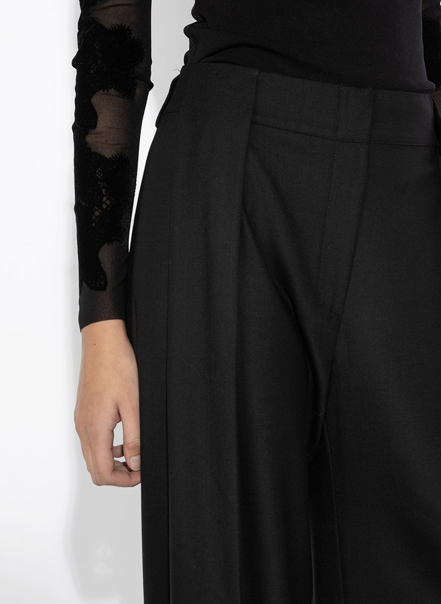 D.Exterior pleated wool pants