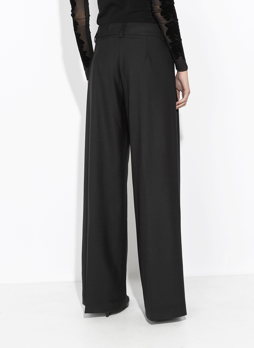 D.Exterior pleated wool pants