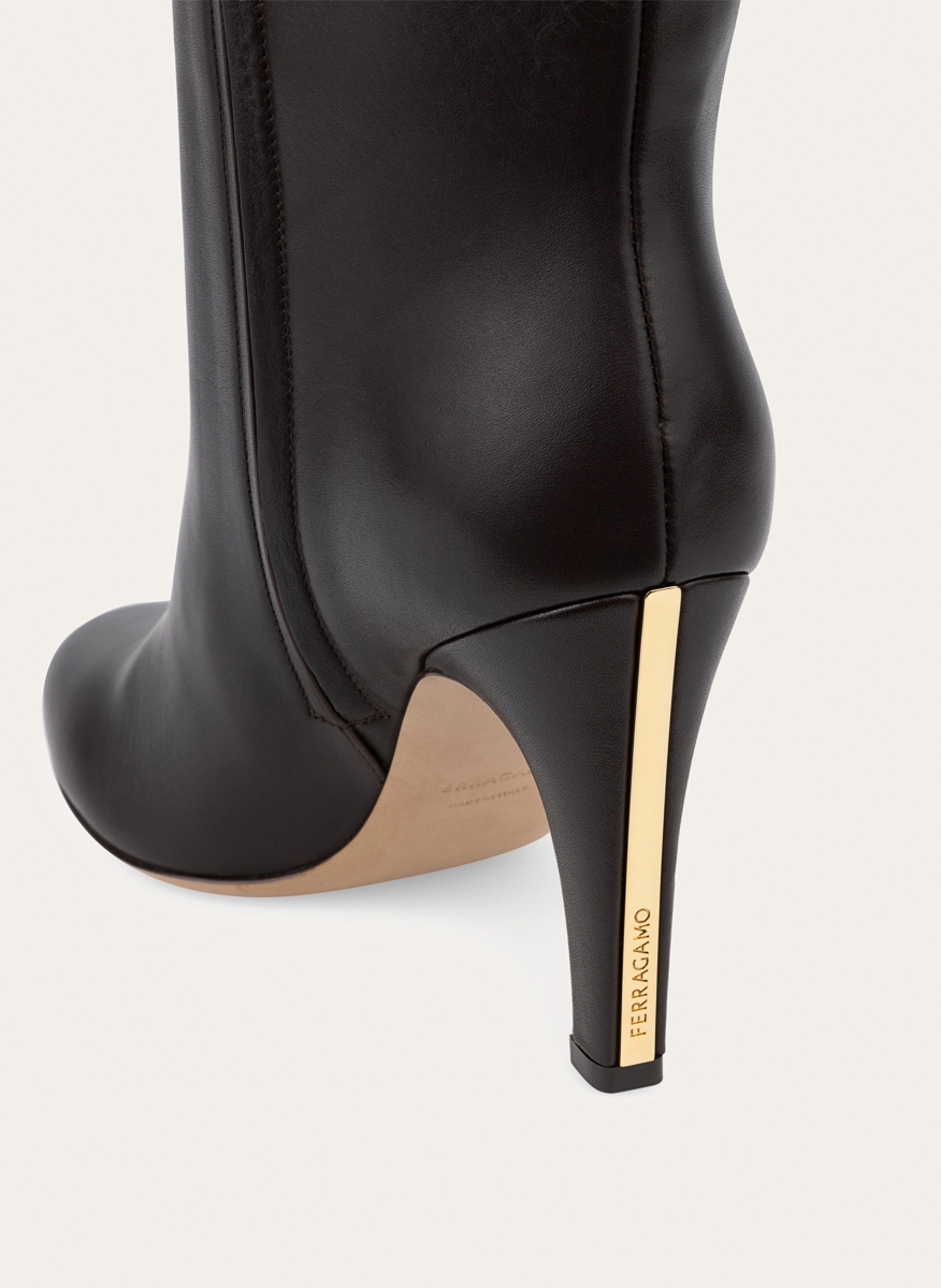Високи кожени ботуши на ток Ferragamo